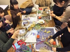 思い思いの作品を作成中