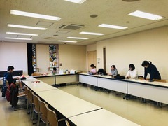 ２月定例会の様子