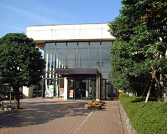 三鷹図書館（本館）の建物写真