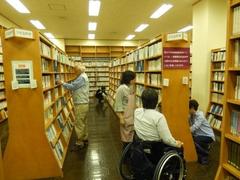 「書架整理班」の活動の様子